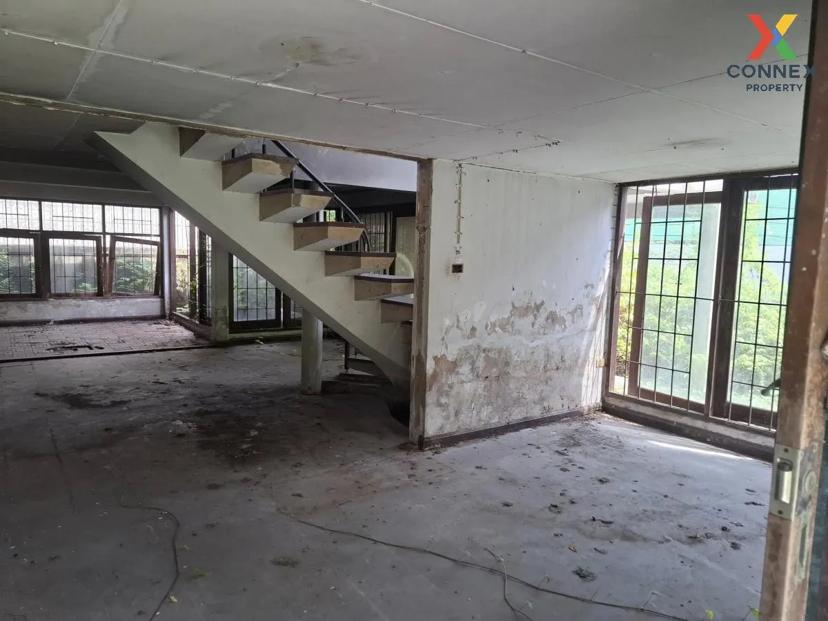 For Sale Land with buildings, Lat Phrao Road 80, Intersection 14 