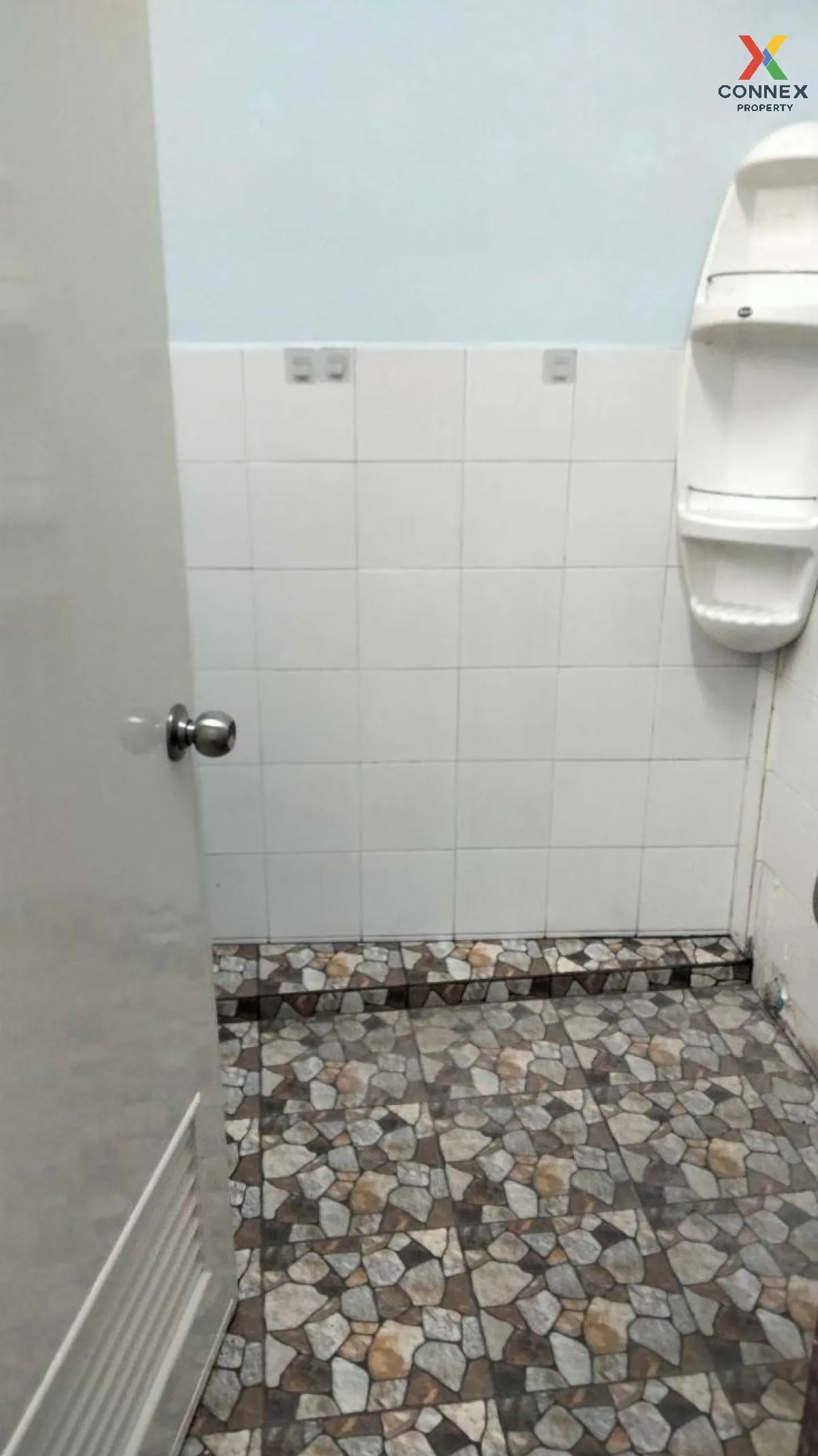 For Sale Commercial building for sale Main road in Thonburi area 