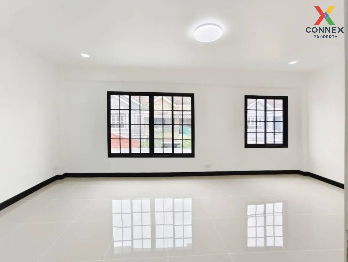 For Sale Townhouse/Townhome  , Maneerin Lake & Park Ratchaphruek 