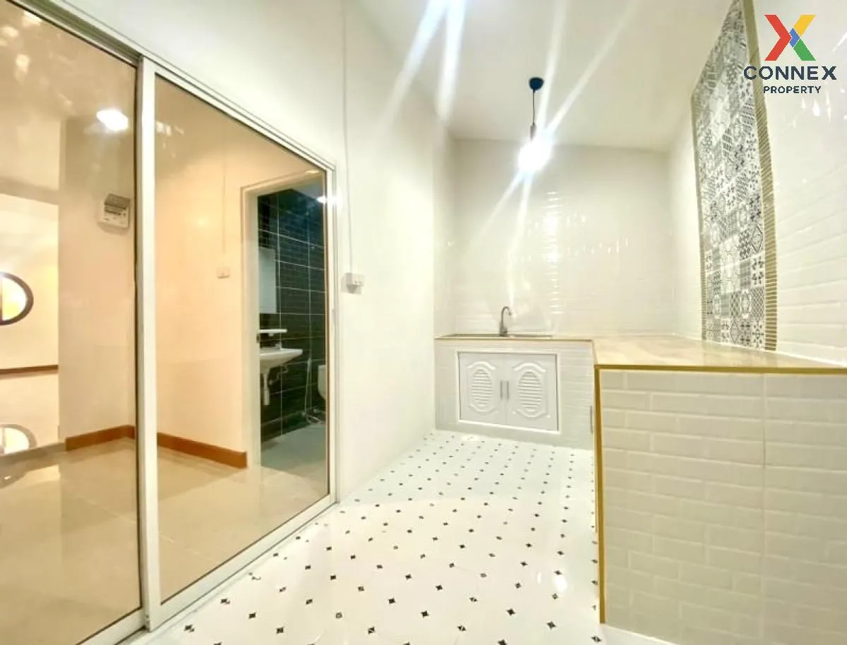 For Sale Townhouse/Townhome  , Lert Ubon Lam Luk Ka Khlong 5 , ne