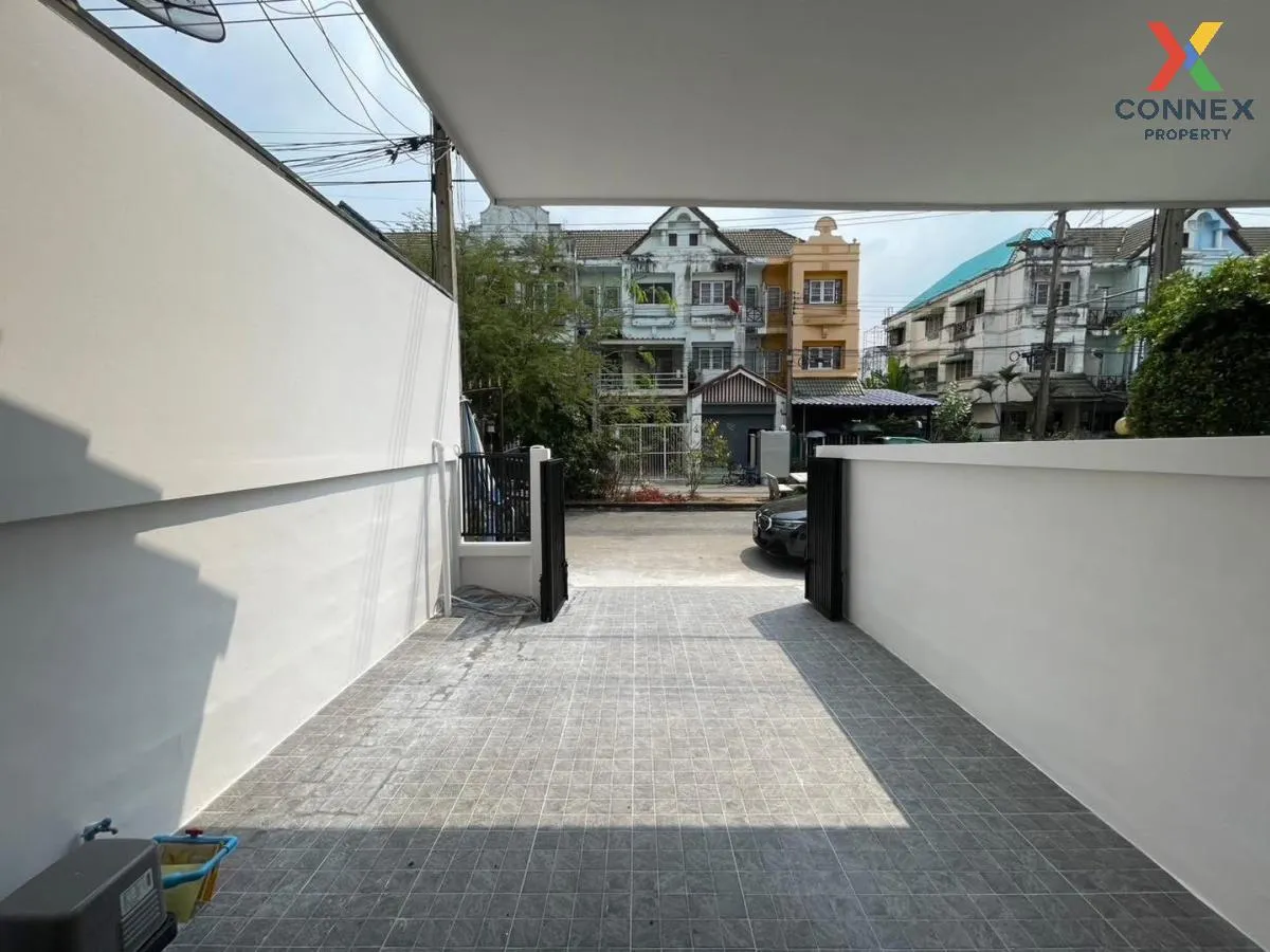 For Sale Townhouse/Townhome  , Lully Ville Lamlukka-Khlong1 , new 4
