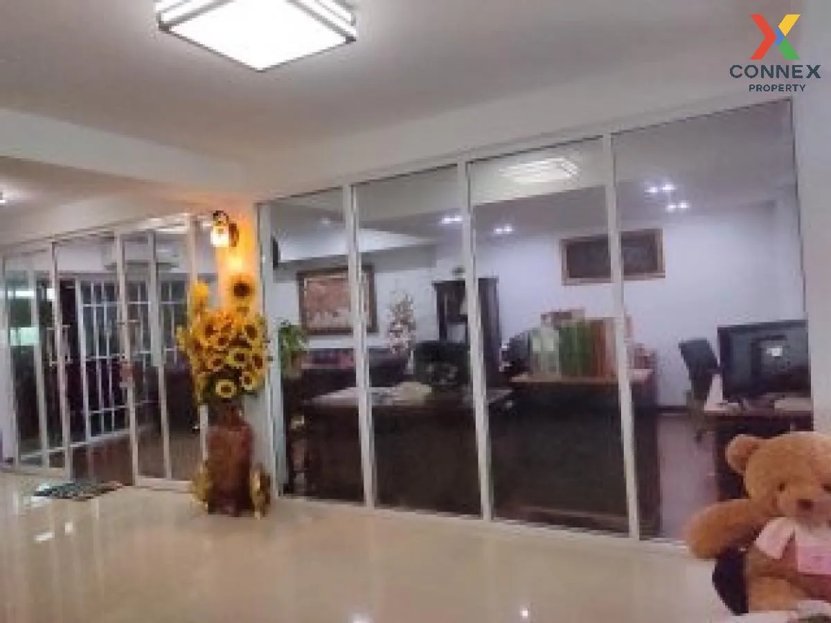 For Sale 3-storey commercial building, Soi Pracha Uthit 97/4 , co 1