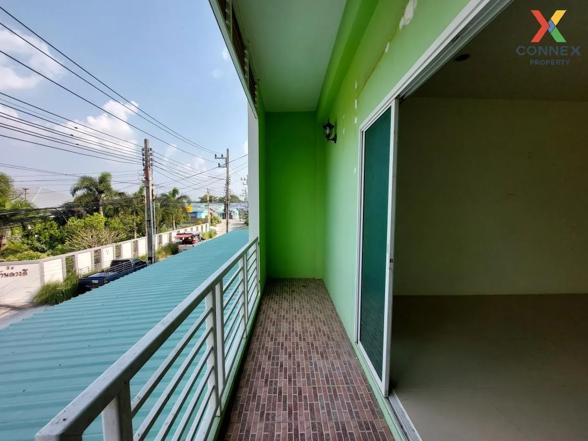 For Sale Townhouse/Townhome  , Sompratthana , corner unit , wide 