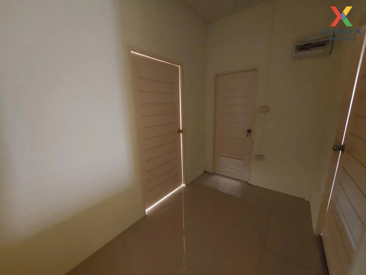 For Sale Townhouse/Townhome  , Sompratthana , corner unit , wide 