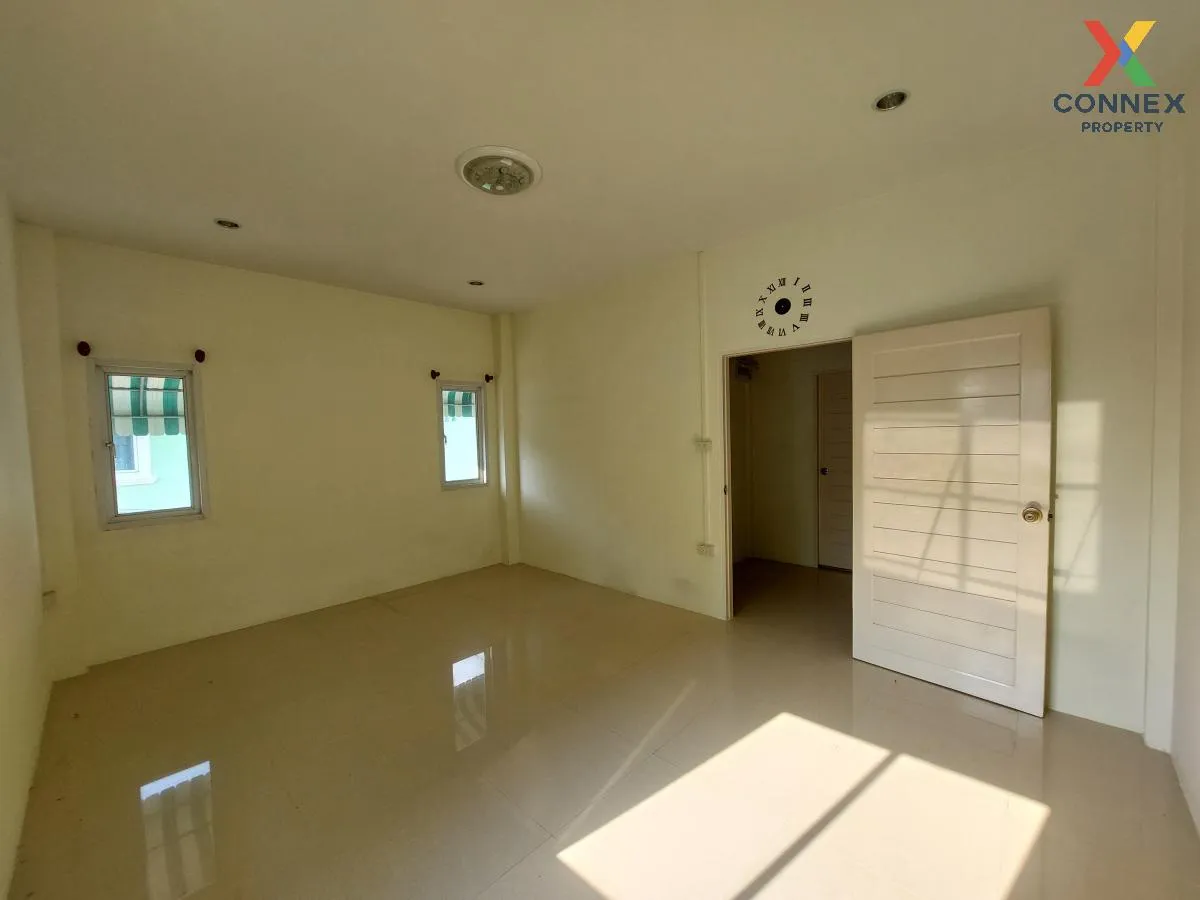 For Sale Townhouse/Townhome  , Sompratthana , corner unit , wide 