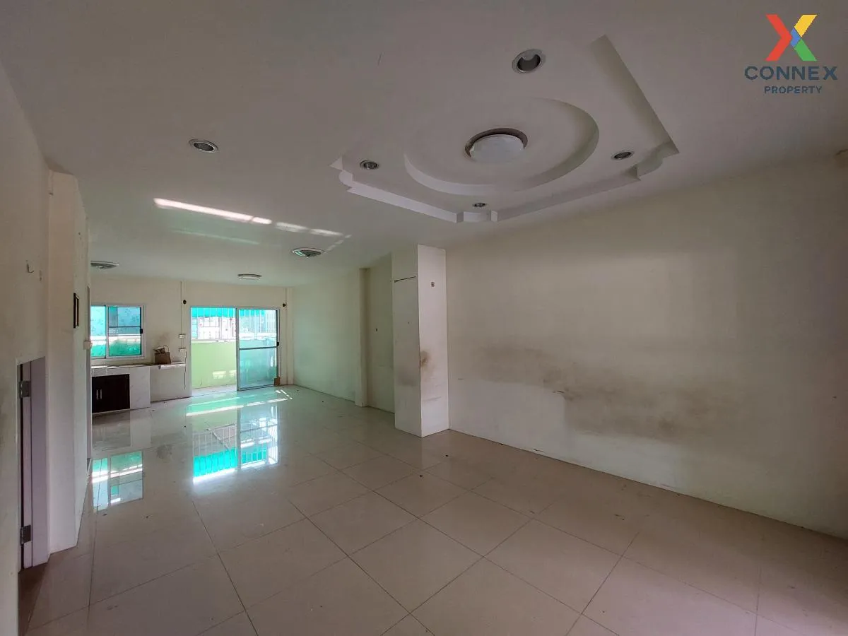 For Sale Townhouse/Townhome  , Sompratthana , corner unit , wide 