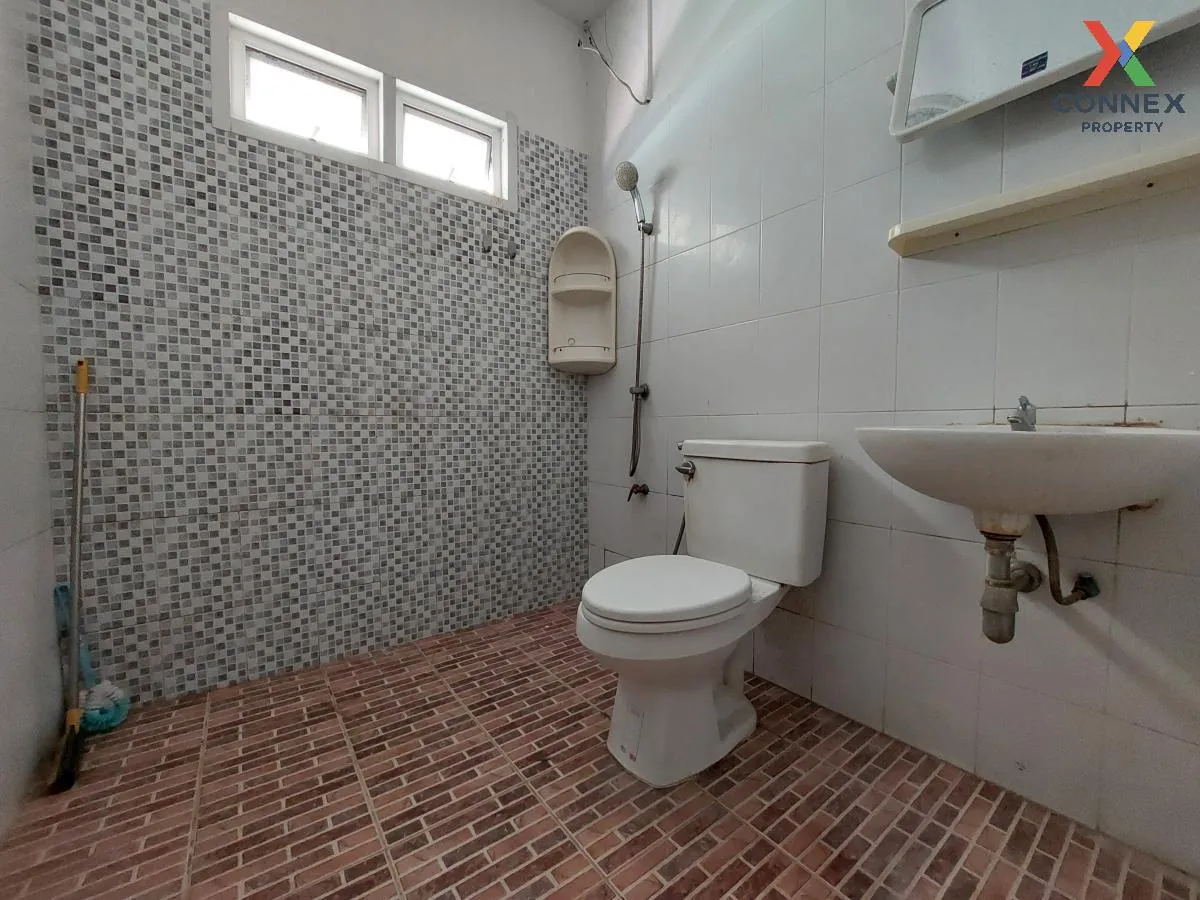 For Sale Townhouse/Townhome  , Sompratthana , corner unit , wide 