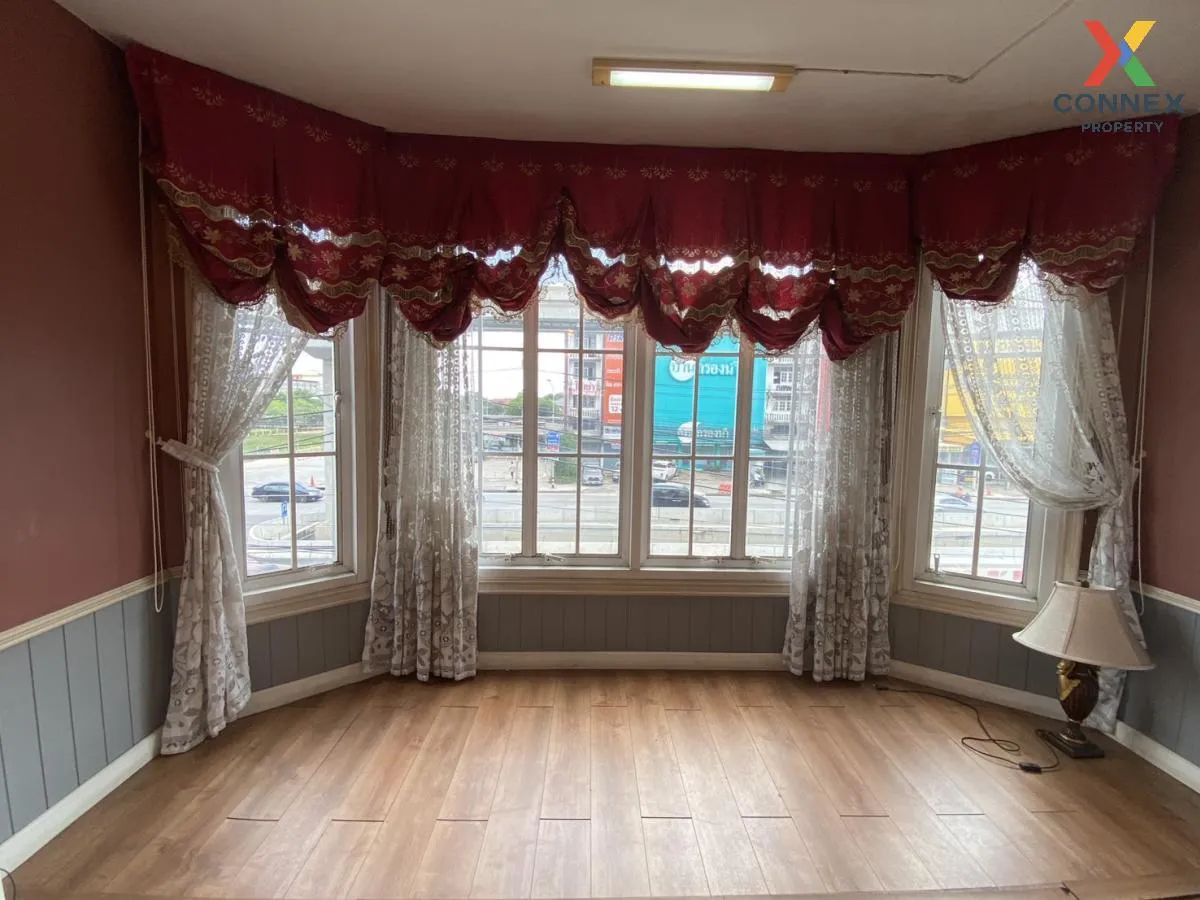 For Sale 4-storey commercial building, Srinakarin Road , Samrong 