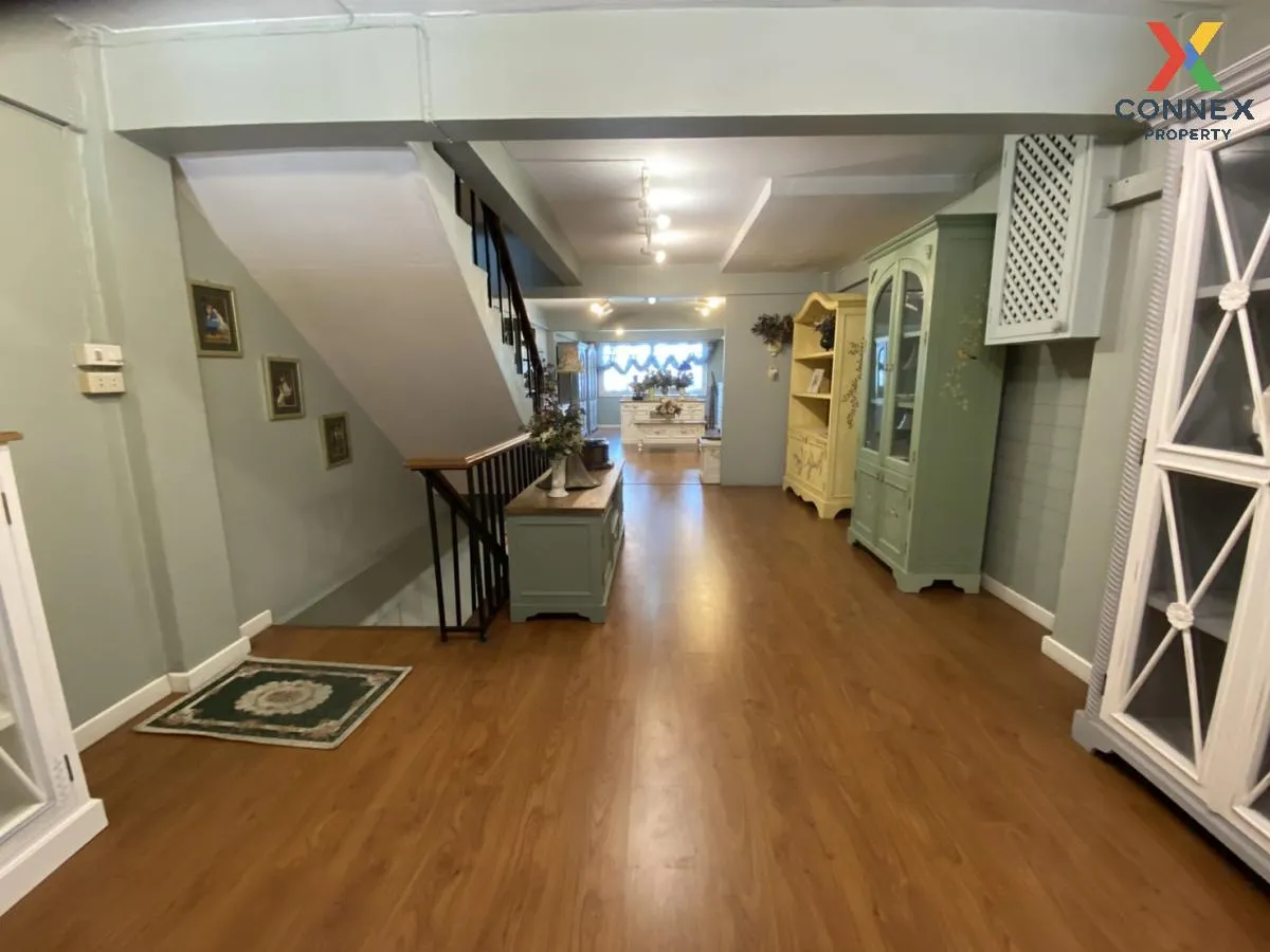 For Sale 4-storey commercial building, Srinakarin Road , Samrong 