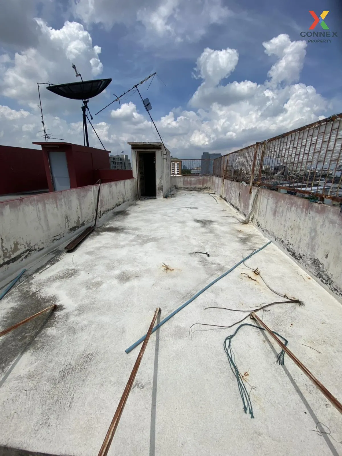 For Sale 4-storey commercial building, Srinakarin Road , Samrong 