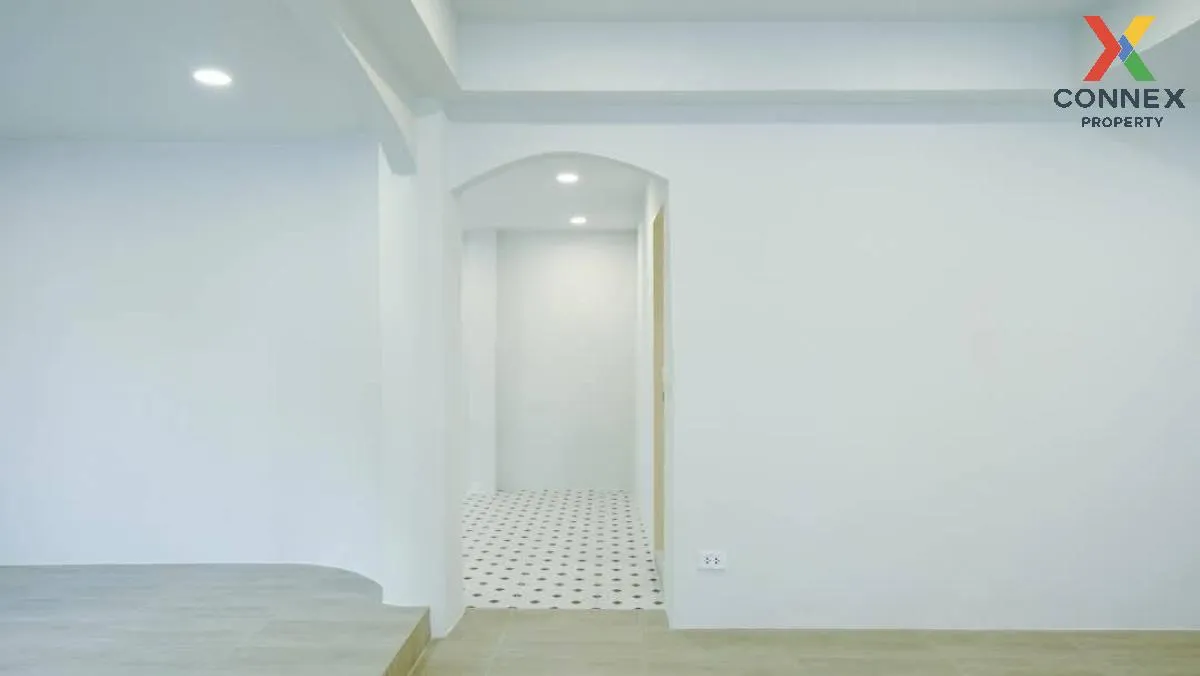 For Sale Townhouse/Townhome  , Chomduean 3 , corner unit , newly 