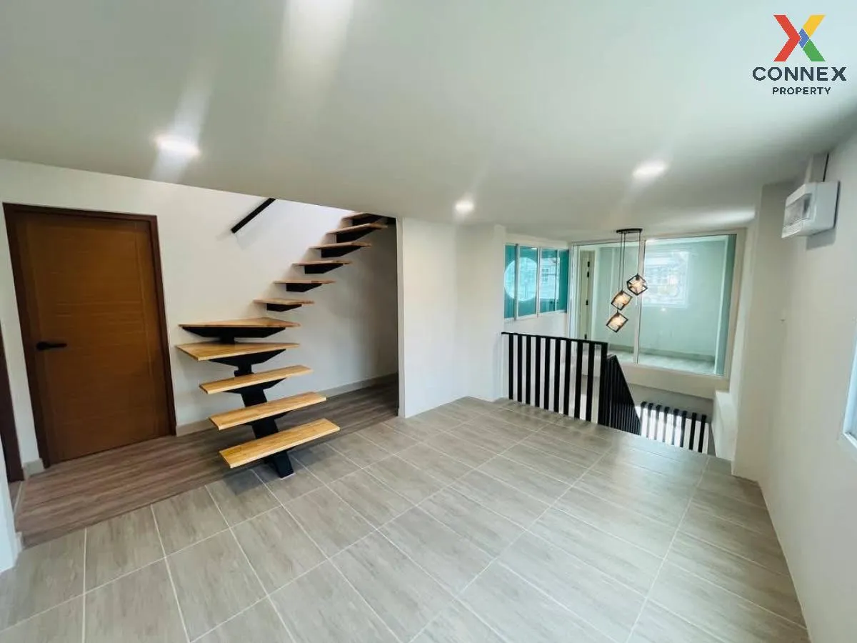 For Sale Townhouse/Townhome  , Chomduean 3 , corner unit , newly 