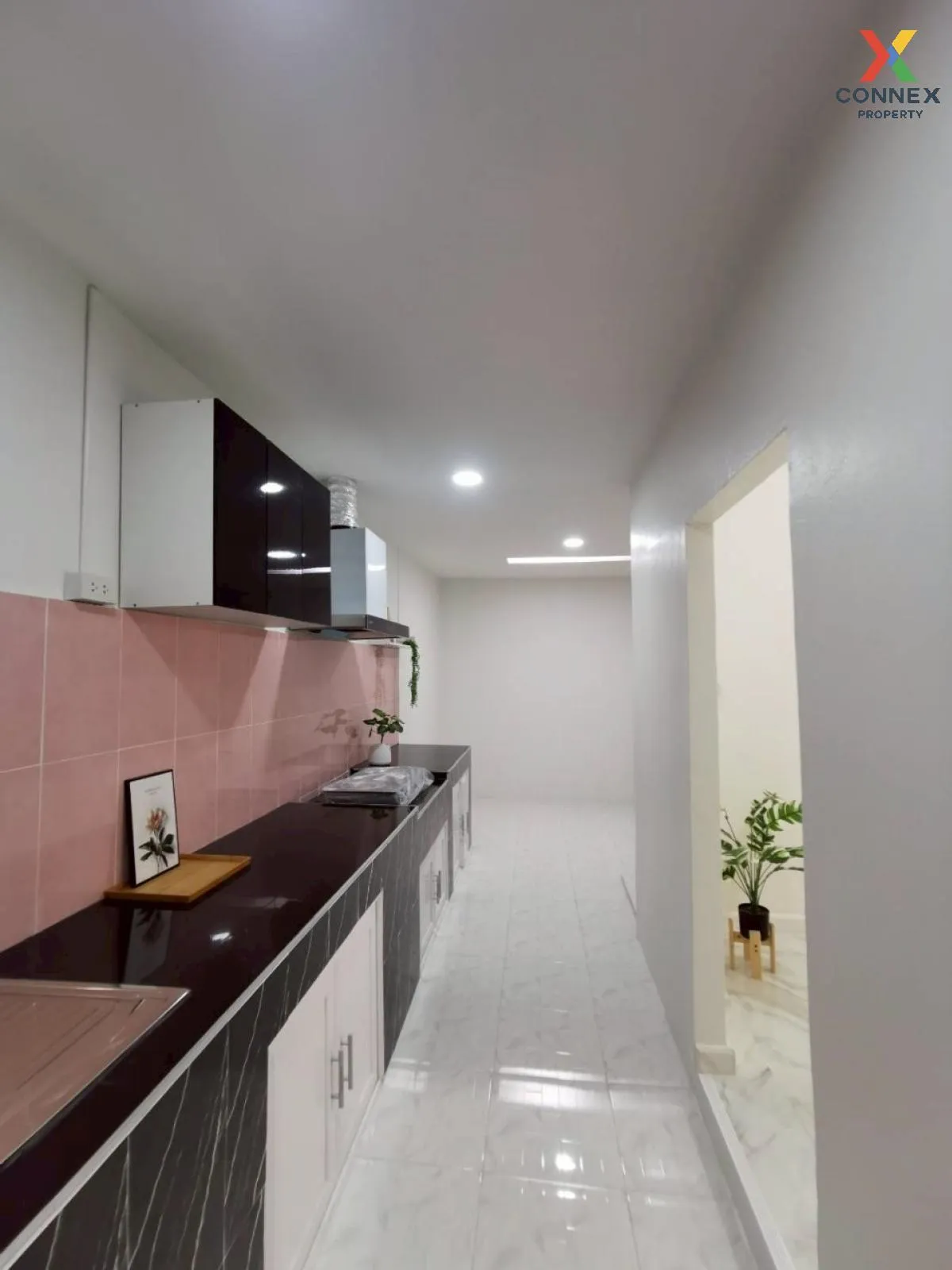 For Sale Townhouse/Townhome  , Petchpailin Phraya Suren 35 , corn