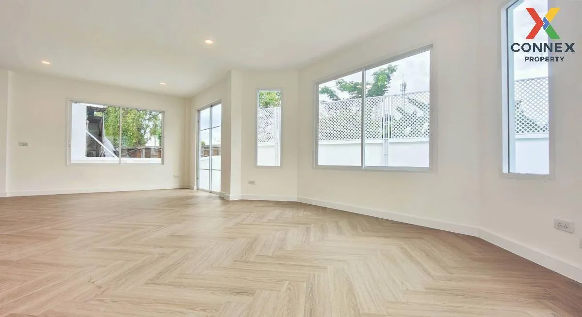 For Sale House , Chaiyaphruek 1 Tiwanon - Ratchaphruek , corner u