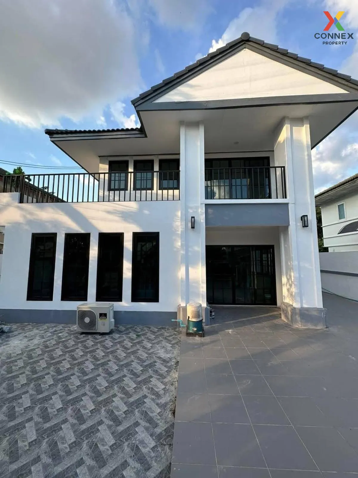 เช่าบ้าน  ดิเอมเมอรัล การ์เด้น & สปอร์ตคลับ ชั้นสูง หน้ากว้าง MRT 1