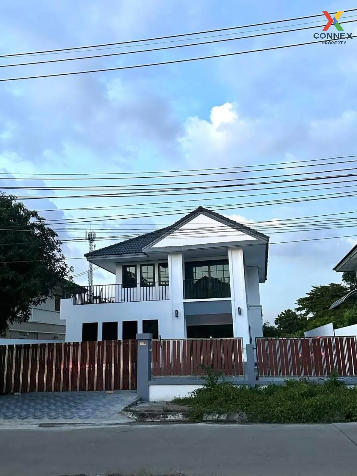 เช่าบ้าน  ดิเอมเมอรัล การ์เด้น & สปอร์ตคลับ ชั้นสูง หน้ากว้าง MRT 2