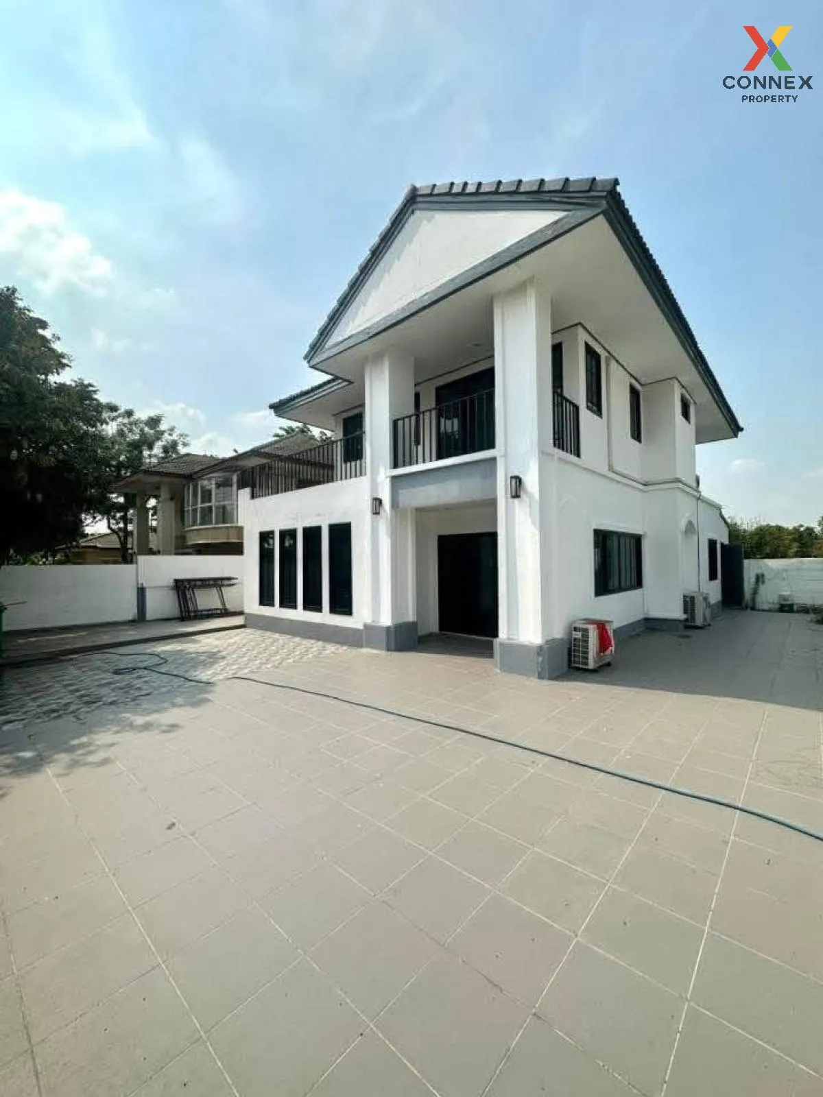 เช่าบ้าน  ดิเอมเมอรัล การ์เด้น & สปอร์ตคลับ ชั้นสูง หน้ากว้าง MRT 3