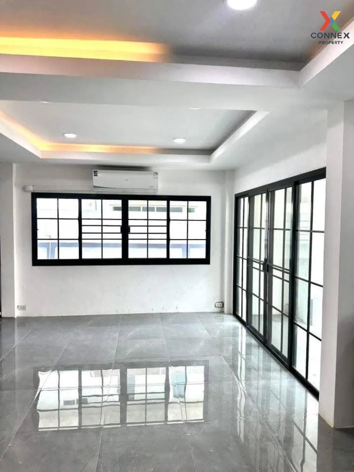 เช่าบ้าน  ดิเอมเมอรัล การ์เด้น & สปอร์ตคลับ ชั้นสูง หน้ากว้าง MRT 4