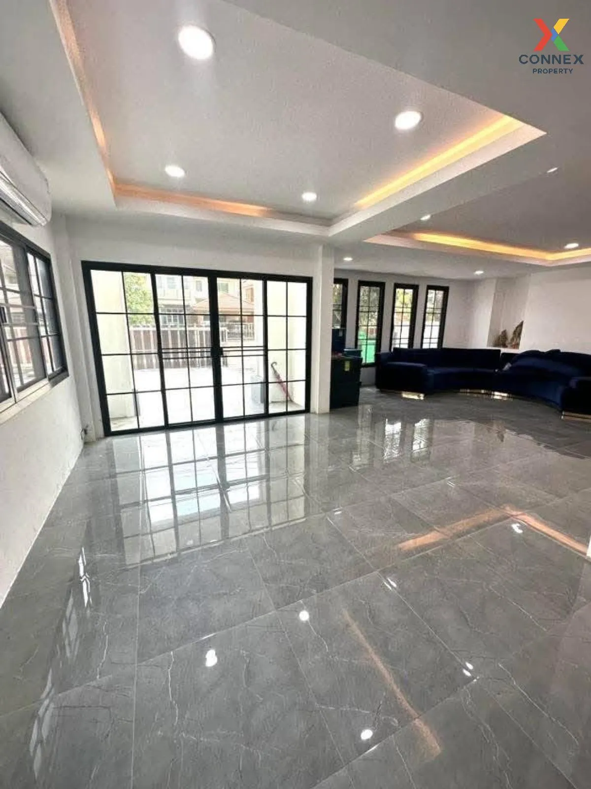 เช่าบ้าน  ดิเอมเมอรัล การ์เด้น & สปอร์ตคลับ ชั้นสูง หน้ากว้าง MRT