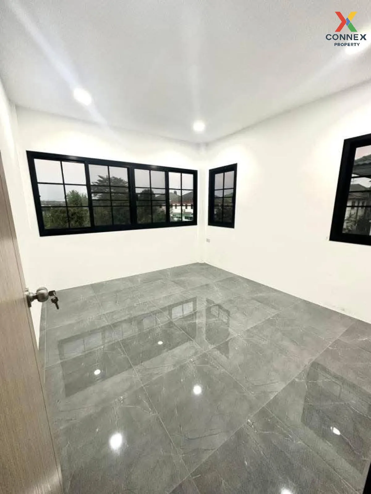 เช่าบ้าน  ดิเอมเมอรัล การ์เด้น & สปอร์ตคลับ ชั้นสูง หน้ากว้าง MRT