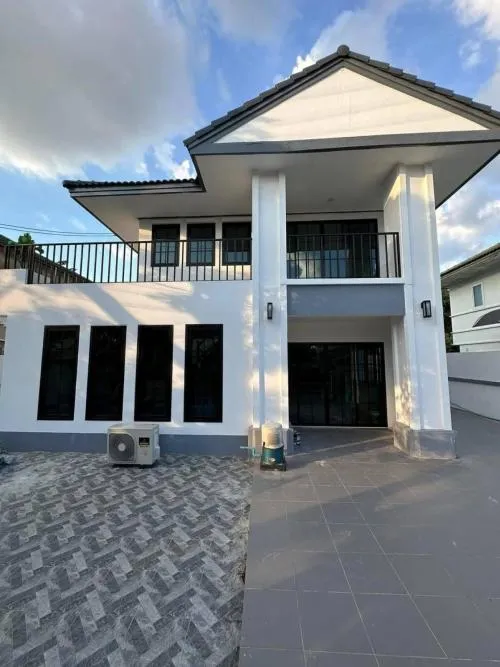 เช่าบ้าน  ดิเอมเมอรัล การ์เด้น & สปอร์ตคลับ ชั้นสูง หน้ากว้าง MRT-บางรักใหญ่ บางพลับ ปากเกร็ด นนทบุรี CX-120319