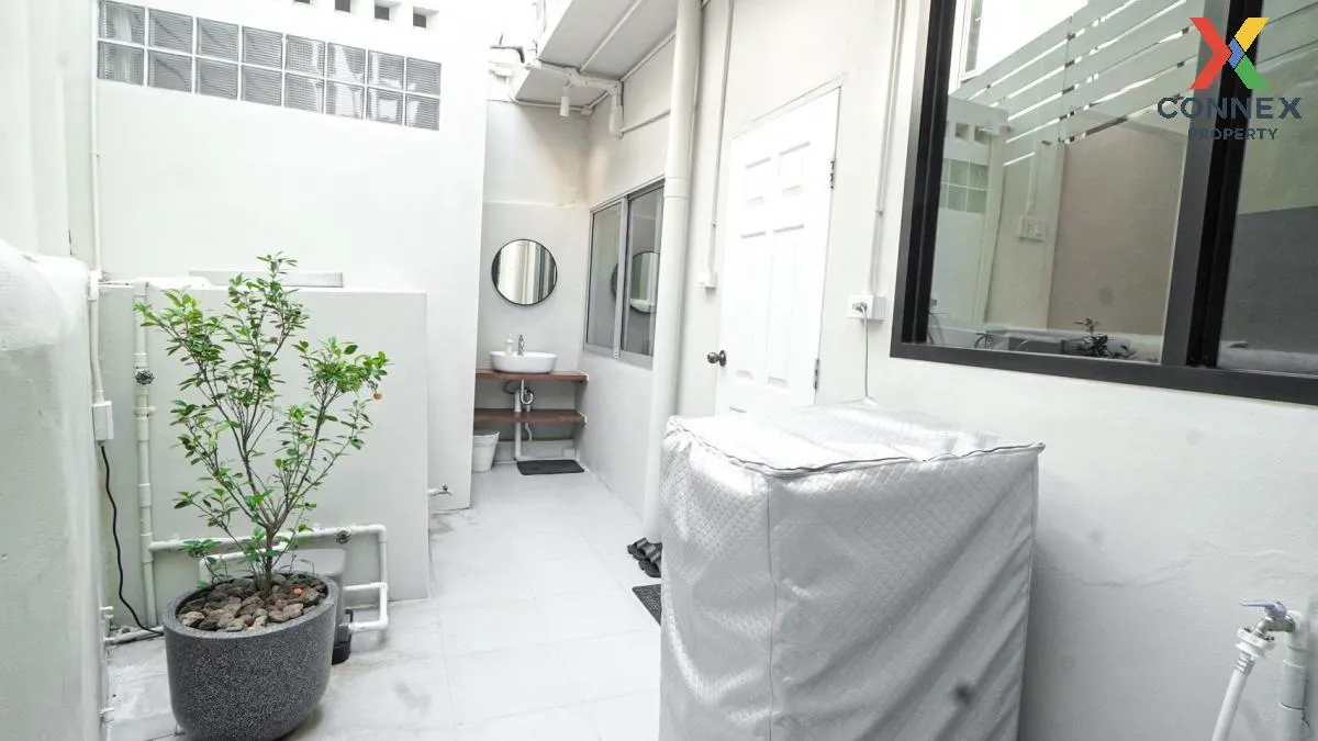 For Rent 2 - storey townhouse in Soi Thara Rom 2 Thonglor Bangkok