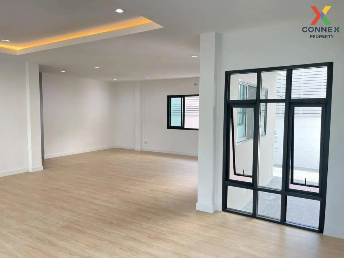 For Sale House , Preecha Lamphet , wide frontage , newly renovate