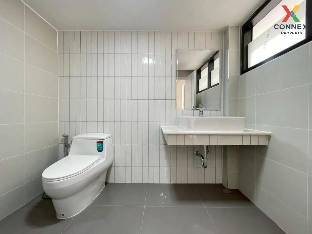 For Sale House , Preecha Lamphet , wide frontage , newly renovate