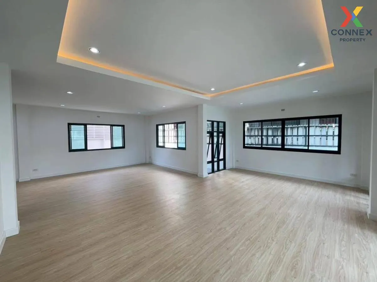 For Sale House , Preecha Lamphet , wide frontage , newly renovate