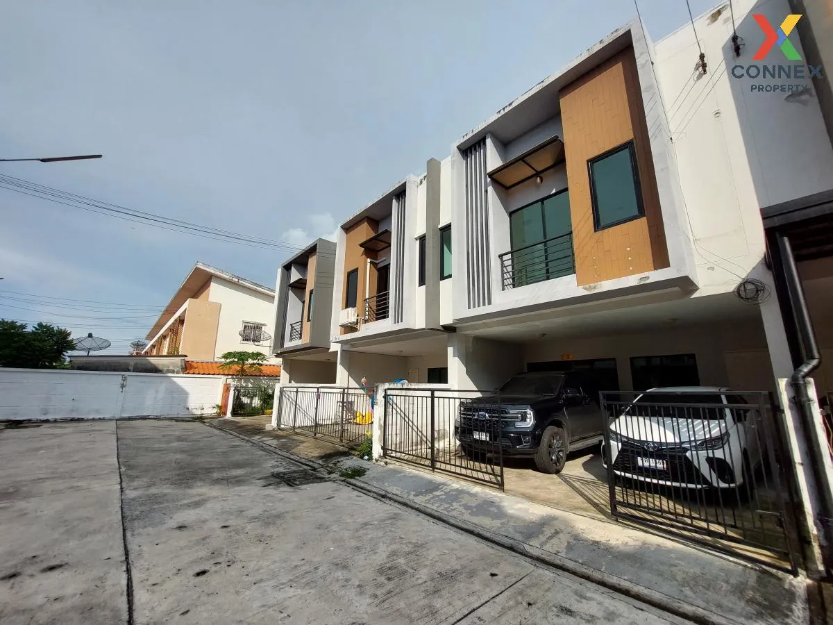 For Sale Townhouse/Townhome  , Siratcha Easton Town , wide fronta 2