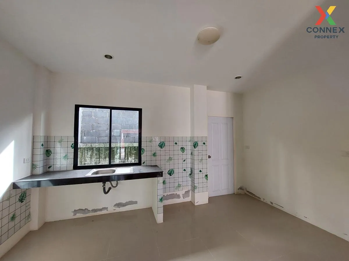 For Sale Townhouse/Townhome  , Siratcha Easton Town , wide fronta