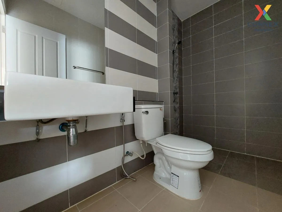 For Sale Townhouse/Townhome  , Siratcha Easton Town , wide fronta