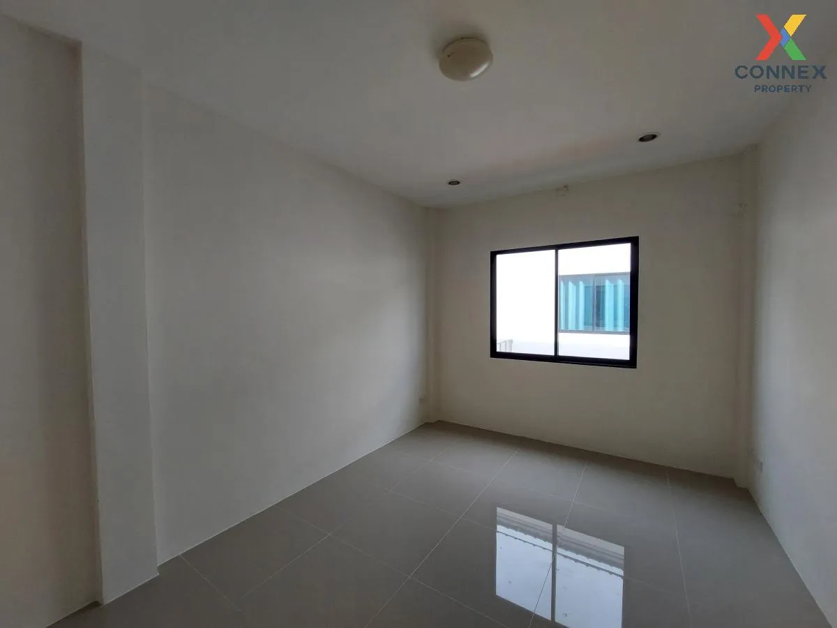 For Sale Townhouse/Townhome  , Siratcha Easton Town , wide fronta