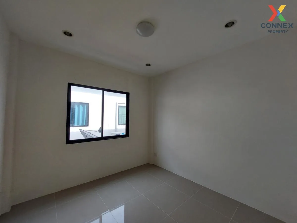 For Sale Townhouse/Townhome  , Siratcha Easton Town , wide fronta