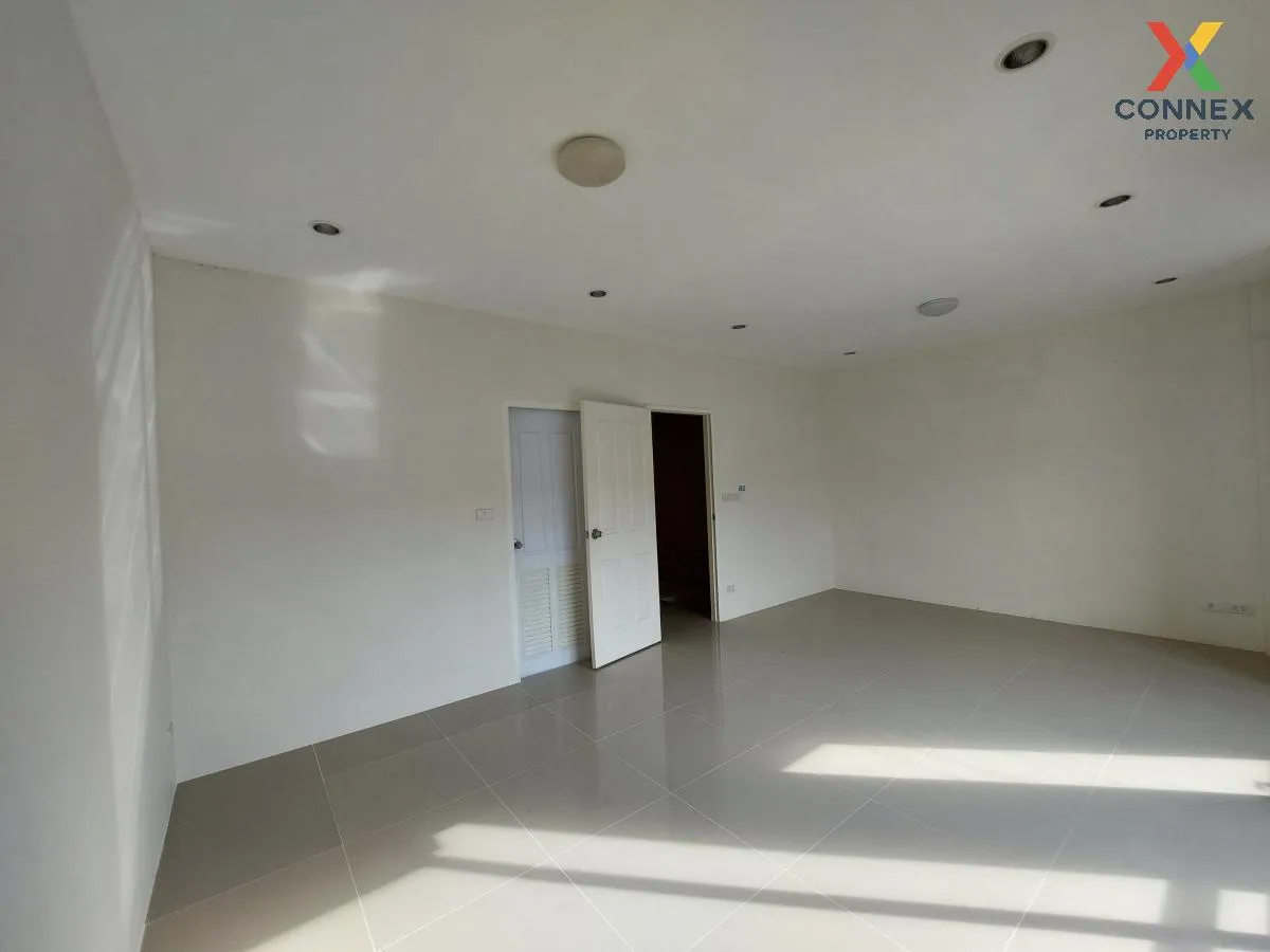 For Sale Townhouse/Townhome  , Siratcha Easton Town , wide fronta