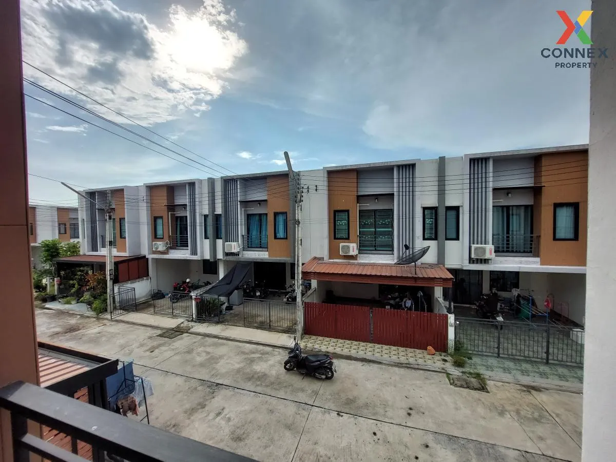 For Sale Townhouse/Townhome  , Siratcha Easton Town , wide fronta