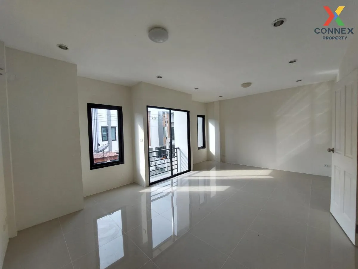 For Sale Townhouse/Townhome  , Siratcha Easton Town , wide fronta