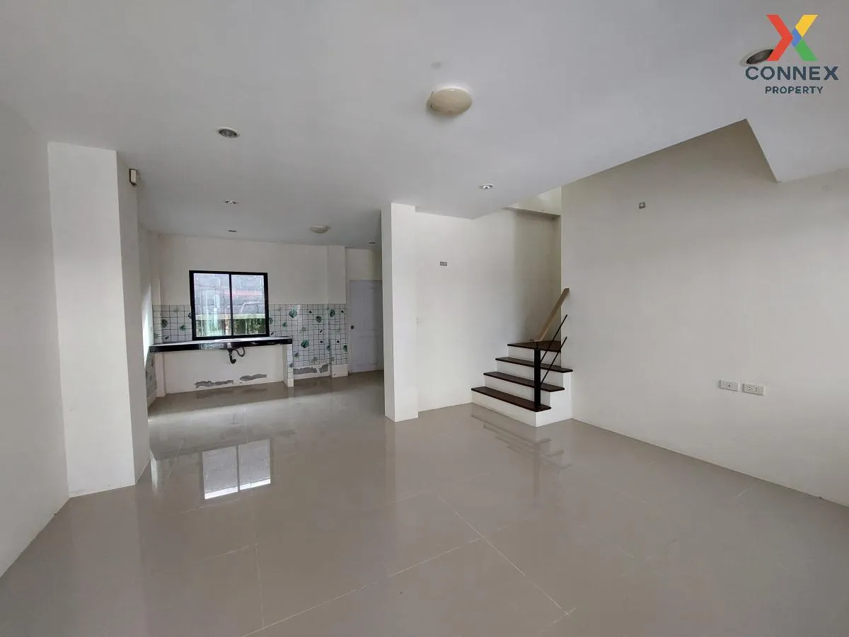 For Sale Townhouse/Townhome  , Siratcha Easton Town , wide fronta