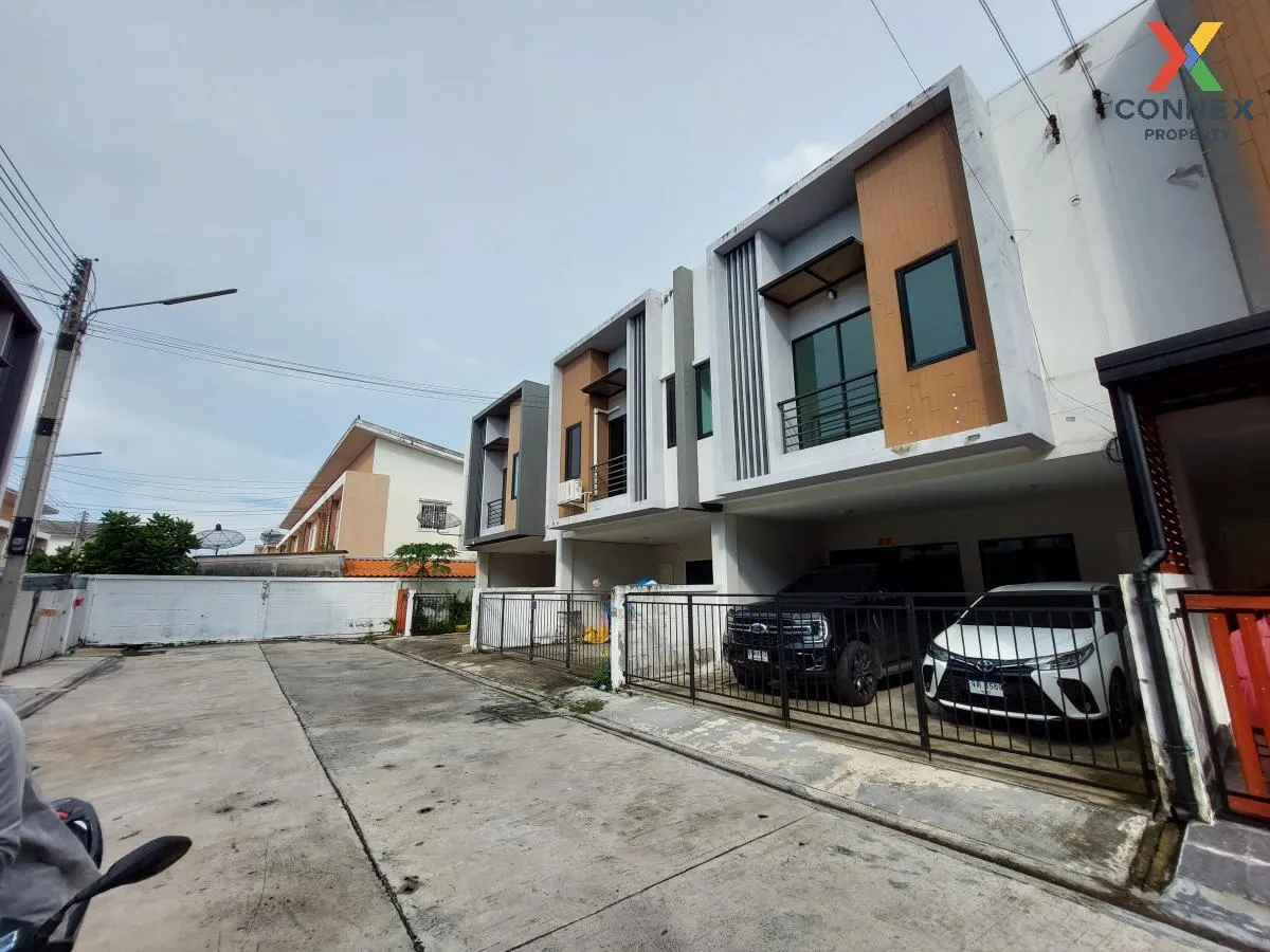 For Sale Townhouse/Townhome  , Siratcha Easton Town , wide fronta