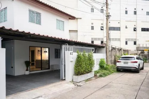 เช่าบ้านเดี่ยว 2 ชั้น ประชาราษฎร์ บำเพ็ญ 17 หน้ากว้าง รีโนเวทใหม่ ห้วยขวาง เขต ห้วยขวาง กรุงเทพ CX-121741