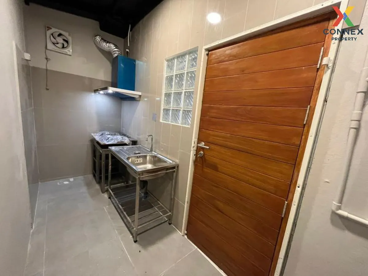 For Rent townhome 4 fl 70 sqm Soi Wachiratham Sathit 8 , Bang Na 