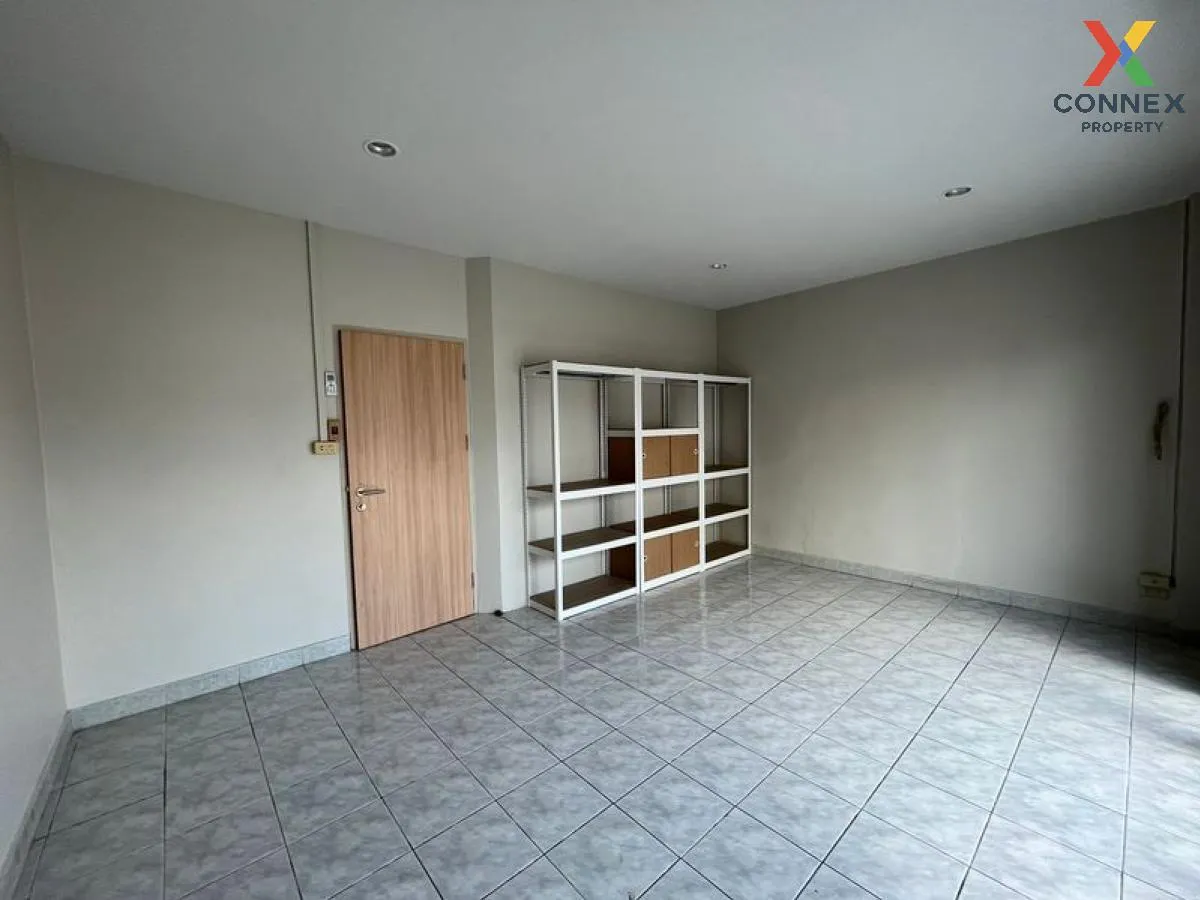 For Rent townhome 4 fl 70 sqm Soi Wachiratham Sathit 8 , Bang Na 