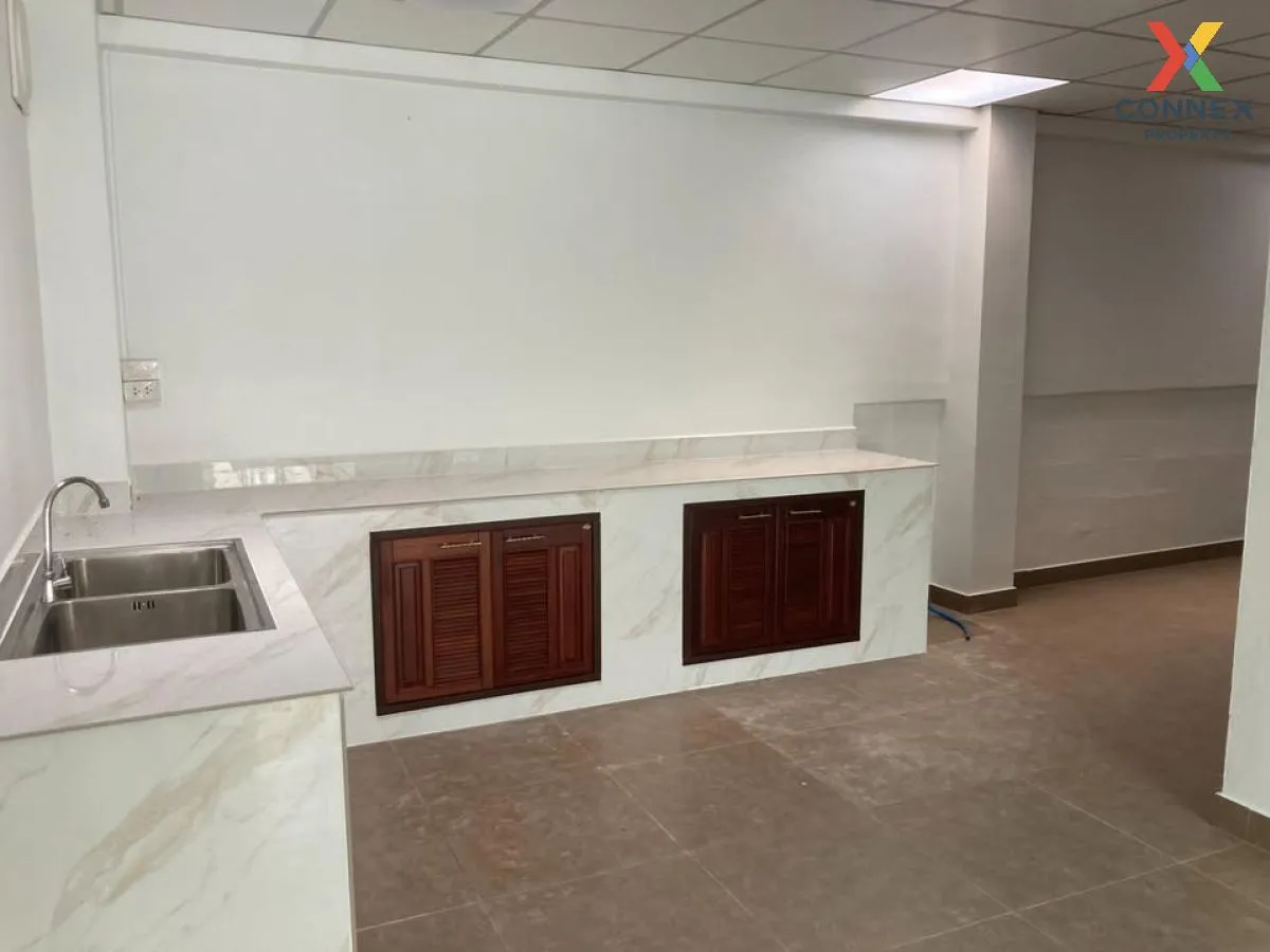 For Sale Townhouse/Townhome  , Muang Ramintra , corner unit , Sam
