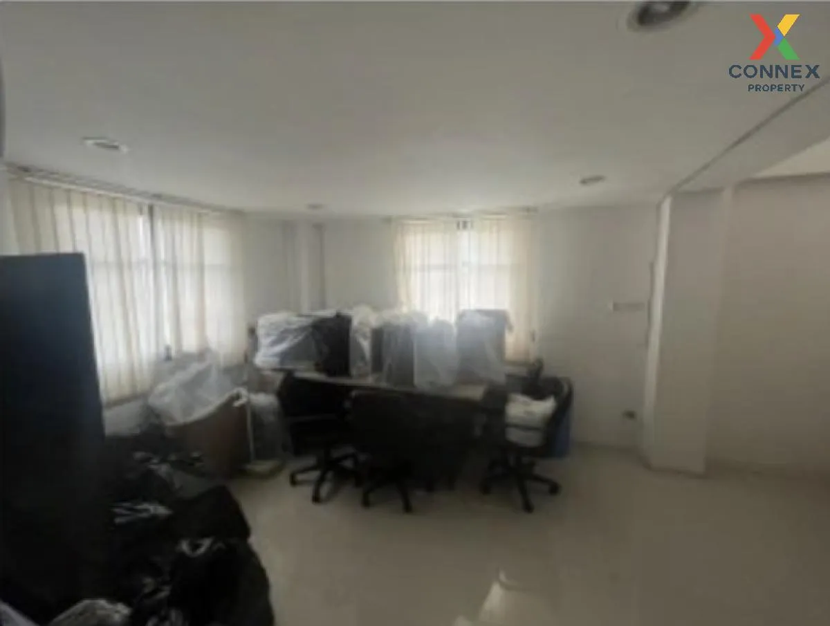 For Sale 3.5- storey commercial building area 82.40 square wah Ra