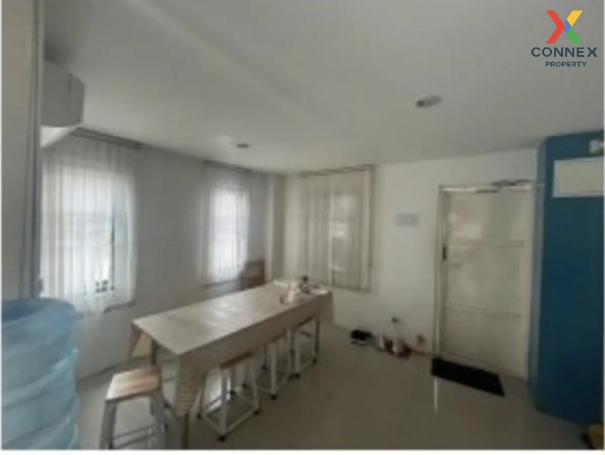 For Sale 3.5- storey commercial building area 82.40 square wah Ra