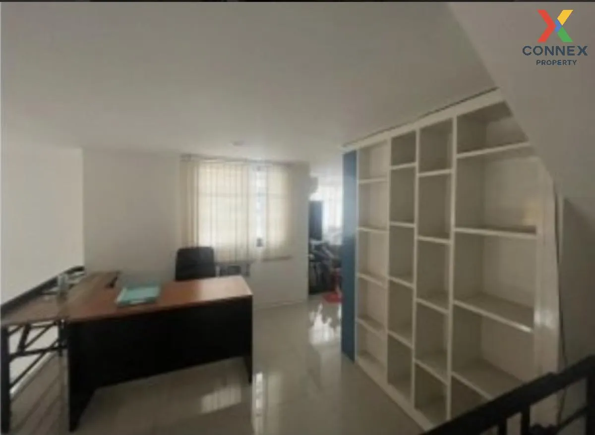 For Sale 3.5- storey commercial building area 82.40 square wah Ra