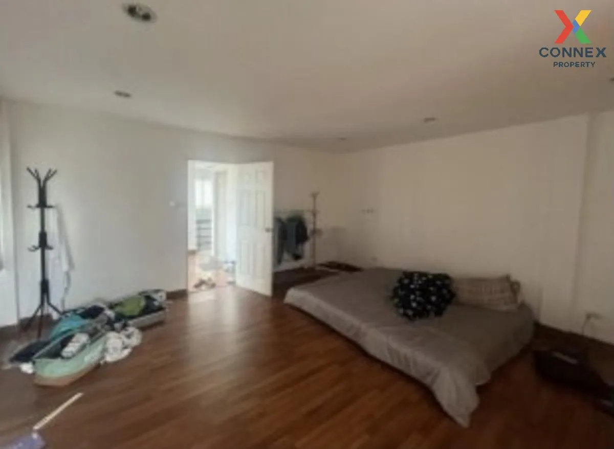 For Sale 3.5- storey commercial building area 82.40 square wah Ra