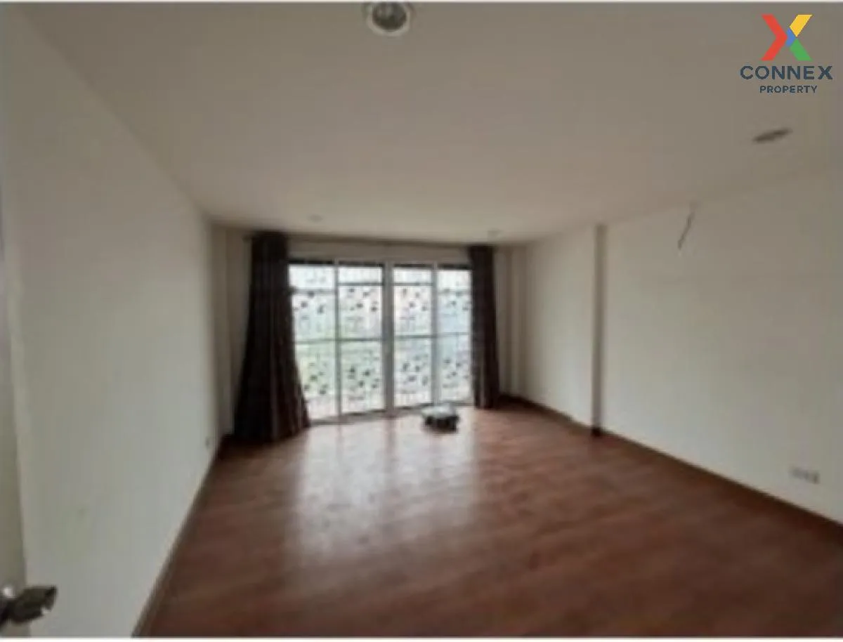 For Sale 3.5- storey commercial building area 82.40 square wah Ra