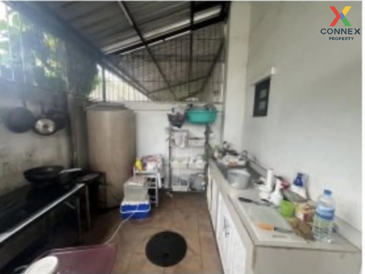 For Sale 3.5- storey commercial building area 82.40 square wah Ra