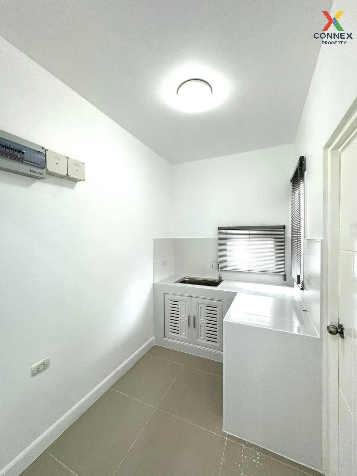 For Sale House , Kanasiri Chaiyaphruek - Wongwaen , corner unit ,